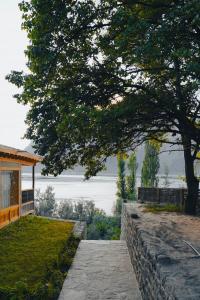 een stenen loopbrug naar een huis met een boom bij Dera Lamsa Resort Shigar in Shigar