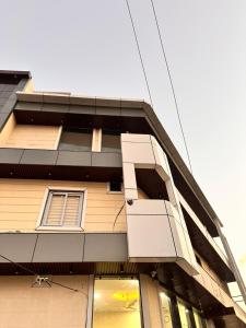 a building with a balcony on the side of it at Hotel RK Palace Vrindavan - Near Bankey Bihari and Prem Mandir in Vrindāvan
