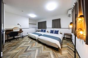a hotel room with a large bed and a desk at AMP FLAT Marron Hontosu in Tosu
