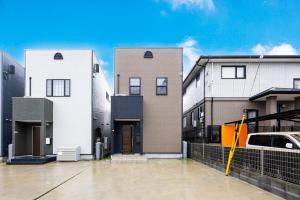a group of buildings with a car parked in front at AMP FLAT Marron Hontosu in Tosu