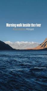 een uitzicht op een wateroppervlak met de woorden 'ochtendwandeling in de rivier' bij Dera Lamsa Resort Shigar in Shigar