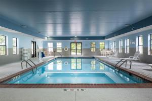 een groot zwembad in een huis met blauwe muren bij Hampton Inn Carrollton KY in Carrollton