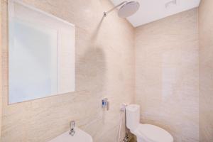 Et badeværelse på Townhouse Oak Cengkareng