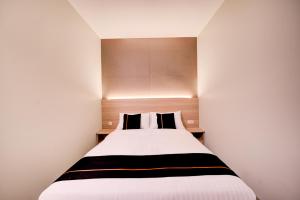 En eller flere senge i et værelse på Townhouse Oak Cengkareng