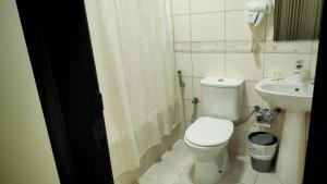 een badkamer met toilet en wastafel bij Al Khaleej Plaza Furnished Hotel Apartments in Ajman 