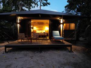 Tenda con letto, tavolo e sedie. di Serenity Sands - Island Glamping a Bounty Island