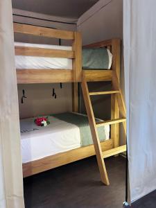 un paio di letti a castello in una stanza di Serenity Sands - Island Glamping a Bounty Island Altre 19 foto