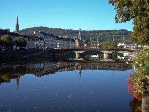 a bridge over a river next to a city at La Maison Brevan in Châteaulin