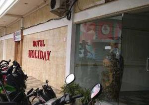 un negozio con moto parcheggiate fuori di EXPRESS O 91674 Penginapan Bm Prima a Duri 1 altra foto