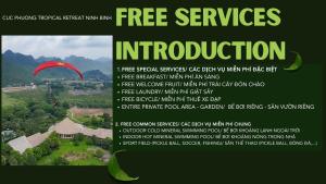 Een vlieger met een rode paraglider in de lucht. bij Cuc Phuong Tropical Retreat Ninh Binh in Ninh Binh