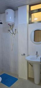 ein Badezimmer mit Waschbecken und Spiegel in der Unterkunft Temesegen Hotel in Aksum