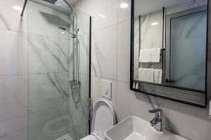 Et badeværelse på Dhima Hotel