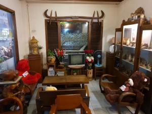 a living room filled with furniture and a tv at โรงแรมเอเซีย in Sathani Phitsanulok
