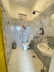 een badkamer met toilet en wastafel bij goSTOPS Bir, Landing Site in Bir +67 foto's