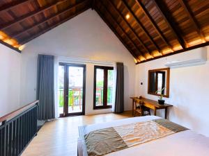 ケロボカンにあるDe Awan Villaのベッドルーム1室(大型ベッド1台、一部の窓付) +46枚の写真