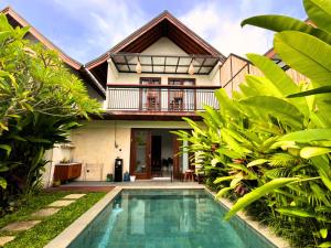 ケロボカンにあるDe Awan Villaのヴィラ(家の前にスイミングプール付)