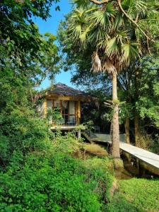 een huis met een brug en een palmboom bij Wild Wadi Wilpattu - Villas with private Plunge Pools in Wilpattu