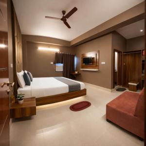 ein Schlafzimmer mit Bett und Deckenventilator in der Unterkunft Roomssolution ! Best Hotel In Patna in Gulzārbāgh