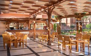 un ristorante con sedie in legno e un bar di Charmillion Club Aquapark a Sharm El Sheikh