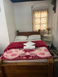 努沃勒埃利耶Ruchi House的卧室里有一张床，床上放着两条毛巾。