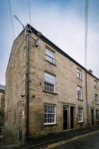 an old brick building on the side of a street at Sun Street Retreats in Lancaster