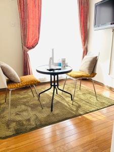 ein Esszimmer mit einem Tisch und zwei Stühlen in der Unterkunft れのん in Okazaki