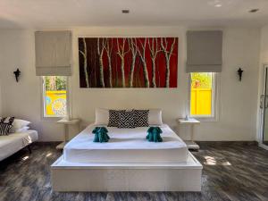 Un pat sau paturi într-o cameră la Blessed Koh Chang +162 fotografii