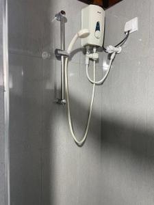 努沃勒埃利耶Ruchi House的墙上的软管淋浴