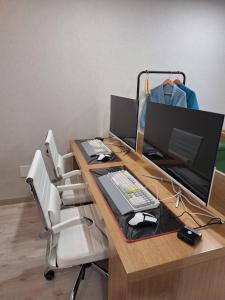 an office with a desk with a computer on it at 마산 쉬자호텔 in Masan