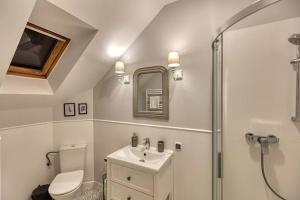 een badkamer met een douche, een toilet en een wastafel bij Dwór Konstancin in Konstancin-Jeziorna +39 foto's