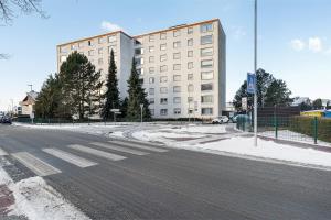 an empty street in front of a large building at Bruchköbel auch für Monteure in Bruchköbel
