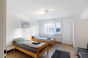 a bedroom with two beds and a window at Bruchköbel auch für Monteure in Bruchköbel