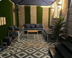 a patio with a couch and chairs and a table at جدة حي الرياض in Quai