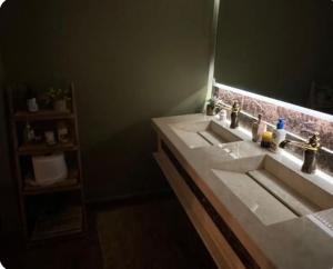 a bathroom with a sink and a mirror at جدة حي الرياض in Quai