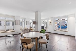 a living room with a table and chairs at The R Apartment Rosengasse in Schaffhausen