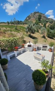 Cảnh núi rừng hoặc tầm nhìn ra núi từ biệt thự