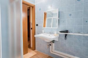 Et badeværelse på Hotel Conte Luna + 82 billeder