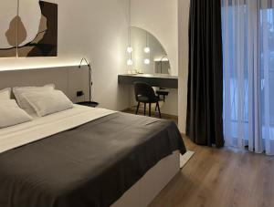 斯普利特卡White Villa, Brac的一间卧室，配有一张床和一张带椅子的书桌 更多27张照片