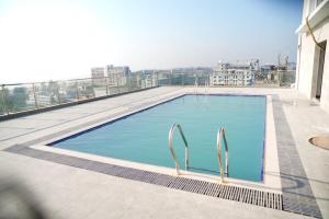 ein großes Schwimmbecken auf dem Dach eines Gebäudes in der Unterkunft Hotel Makkah in Cox's Bazar