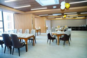 ein Speisesaal mit Tischen und Stühlen in einem Gebäude in der Unterkunft Hotel Makkah in Cox's Bazar + 12 Fotos