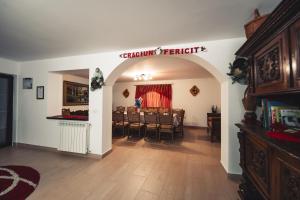 een woonkamer met een tafel en stoelen. bij Pensiune Borsa in Borşa