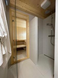 een badkamer met douche en glazen deur bij Alte Mühle Kaisersdorf in Kaisersdorf