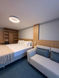 een hotelkamer met een bed en een bank bij Compass Hotel in Albena +13 foto's