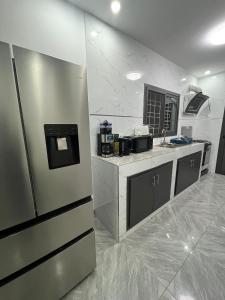 een keuken met een koelkast en een aanrechtblad bij Villa John et Nini in Saly Portudal +43 foto's