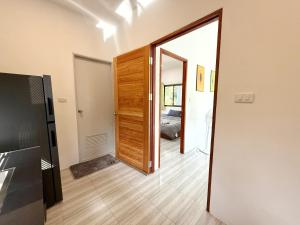 a hallway with a door leading to a bedroom at RJJhouse Kohphangan in Ban Nua