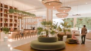 een lobby met palmbomen en een bar bij Compass Hotel in Albena