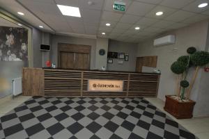 a lobby with a reception desk and a checkered floor at Özdemir Inn Otel in Balıkesir