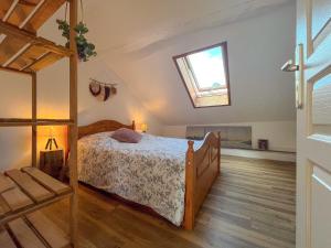 een slaapkamer met een bed en een raam bij Cocon sous les toits in Albertville