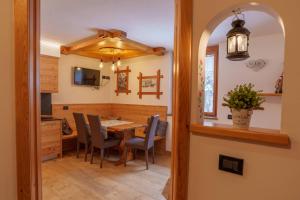 a kitchen and dining room with a table and chairs at Appartamenti Chalet Canedi in Peio