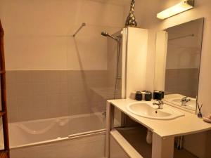 een badkamer met een wastafel en een ligbad bij Maison d'hôte Mas de Castille entre Uzès et le pont du Gard in Argilliers +55 foto's